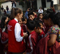 Su Majestad la Reina rodeada de niños en su visita a San José Chacayá